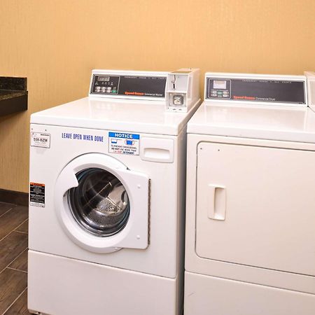 ハンプトン イン&スイーツ トレド ノース ホテル エクステリア 写真